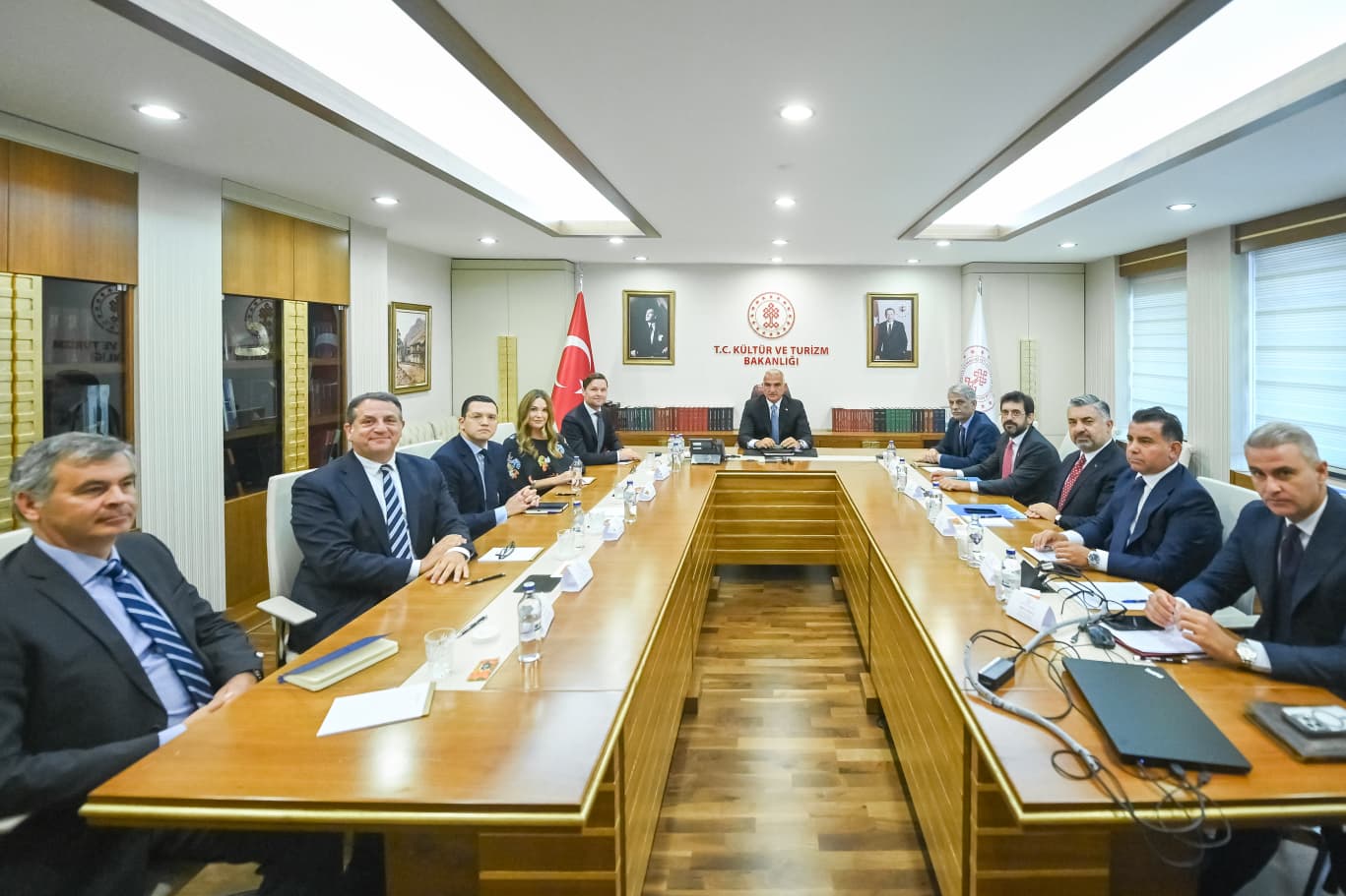 Bakan Ersoy Masaya Oturdu Spotify Turkiyeden Cekilecek Mi