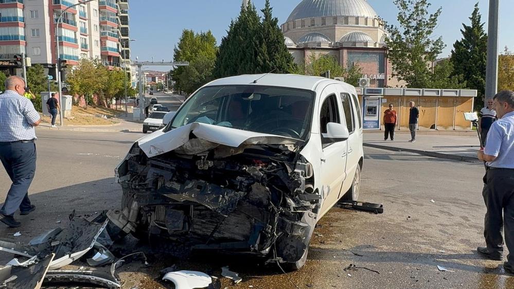 Intihar Ihbarina Giden Sivil Ekip Araci Kaza Yapti 2Si Polis 3 Yarali (3)