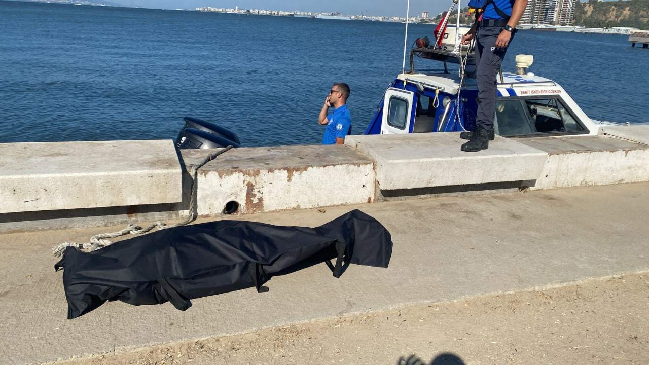 Izmir Bayrakli Sahilde Erkek Cesedi Bulundu