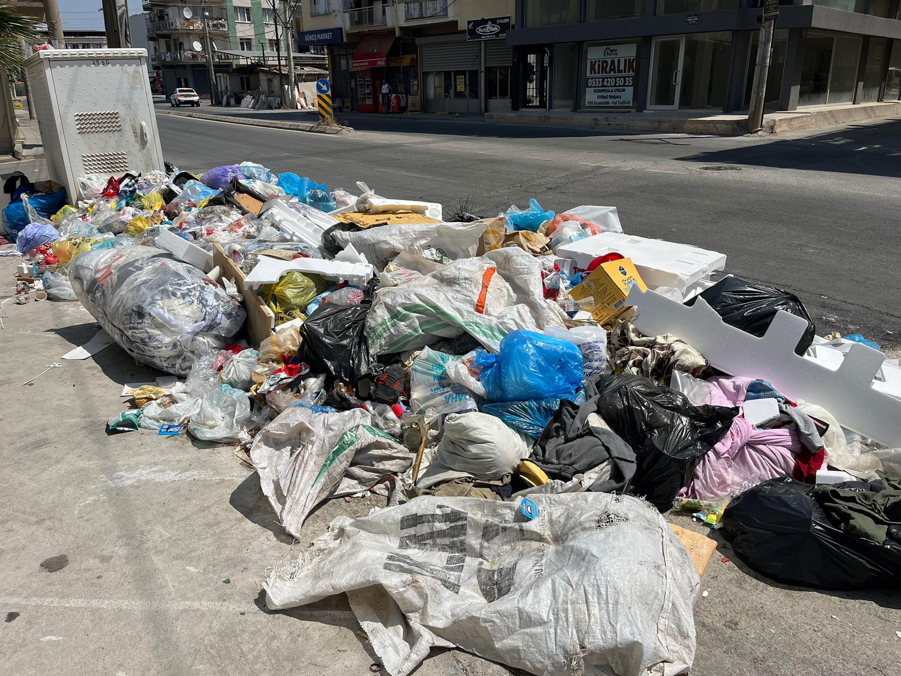 Izmirde Copler Sokaklara Tasti Vatandas Isyan Etti (2)