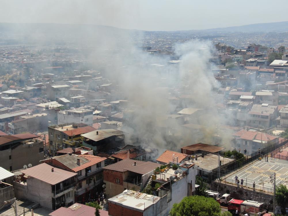 Izmirde Hurdalik Yangini Alevler Evlere Sicradi (1)