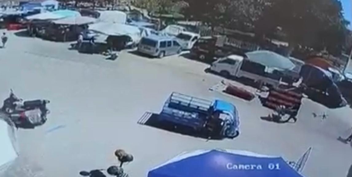 Izmirde Pazaryerinde Korkunc Kaza Semsiye Hamile Kadin Ve Cocugunun Ustune Dustu (1)