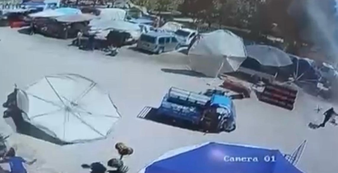 Izmirde Pazaryerinde Korkunc Kaza Semsiye Hamile Kadin Ve Cocugunun Ustune Dustu (3)