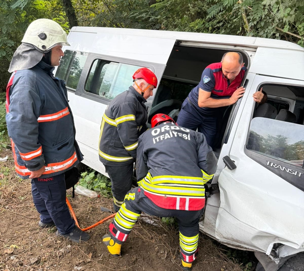 Servis Minibusu Ile Otomobil Carpisti 15 Yarali (1)