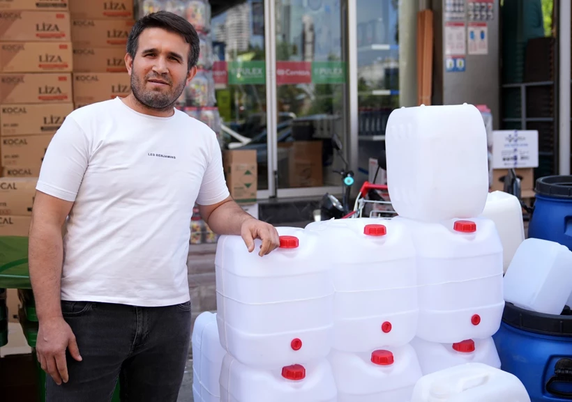 Sular Kesildi Izmirliler Bidonlara Hucum Etti Satislar Ikiye Katlandi (4)