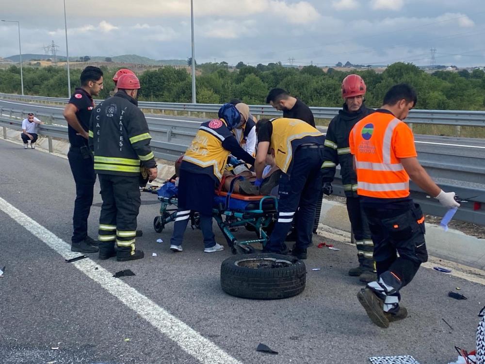 Yon Tabelasina Carpan Otomobil Felakete Yol Acti Anneden Sonra 7 Yasindaki Oglu Da Yasami (3)