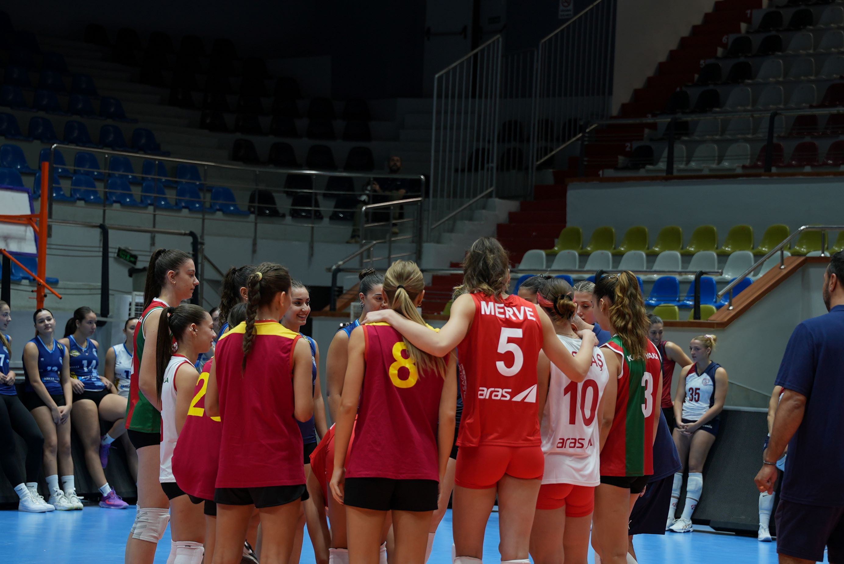 9 Eylul Ruhu Sahaya Yansidi Kadin Voleybol Takimlarindan Anlamli Bulusma (1)