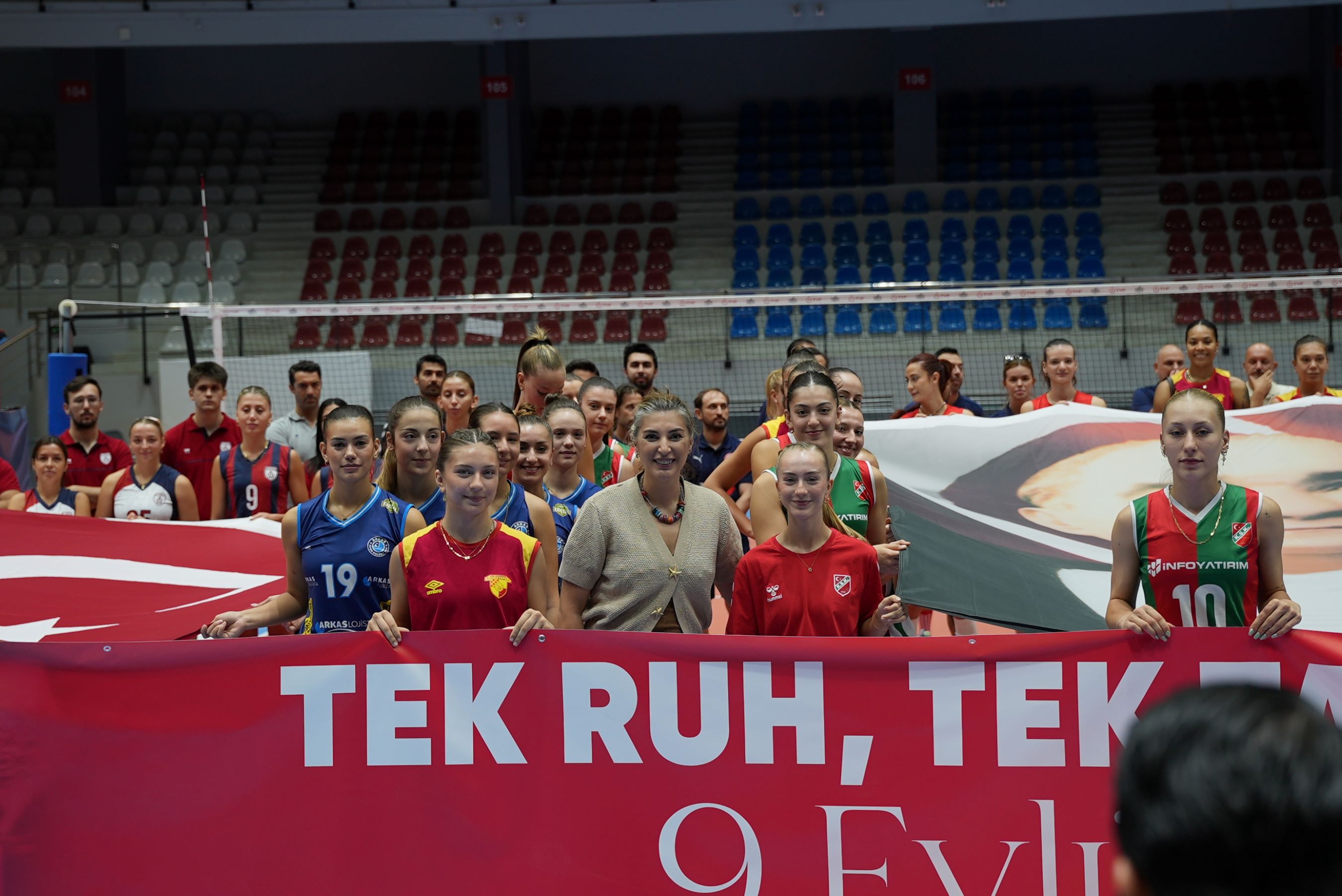 9 Eylul Ruhu Sahaya Yansidi Kadin Voleybol Takimlarindan Anlamli Bulusma (2)