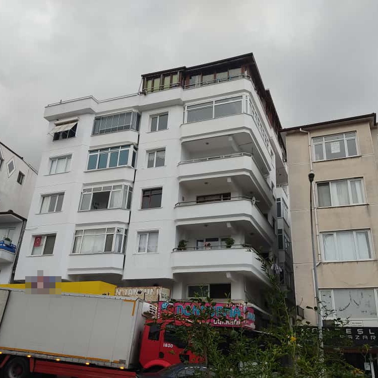 Unlu Sanatci Gullunun Dustugu Balkon Gun Aydinlaninca Goruntulendi (2)