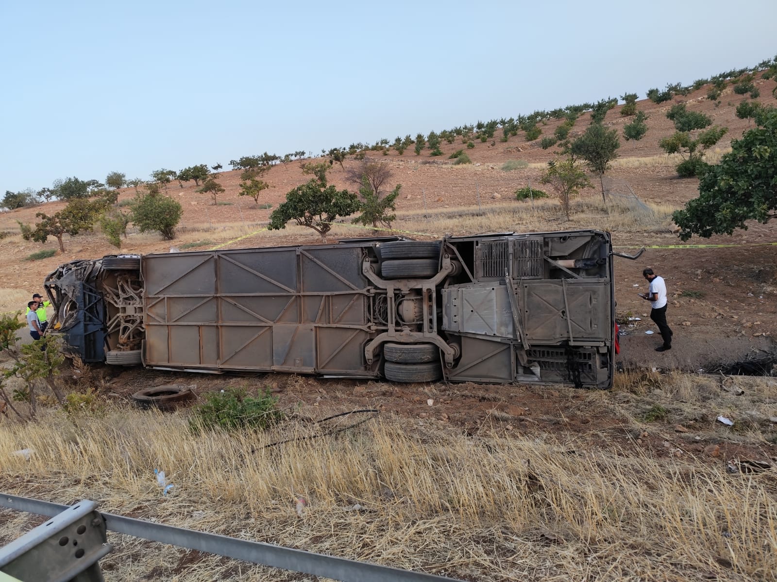 Yolcu Otobusu Kontrolden Cikarak Devrildi 27 Yarali (2)