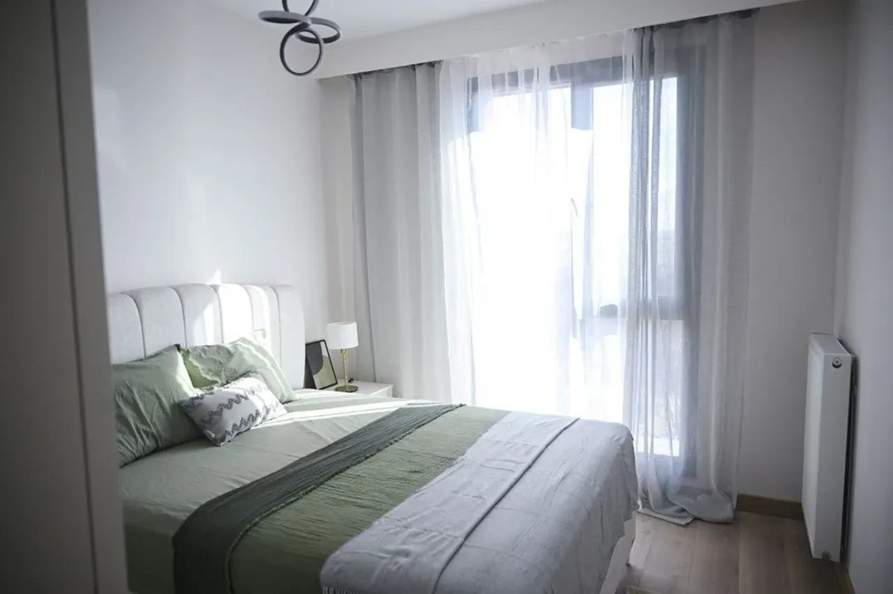 Özel Kontenjanlar ve Başvuru Tarihleri
Proje kapsamında şehit yakınları, gaziler, engelliler, emekliler, gençler ve 3 veya daha fazla çocuğu bulunan aileler için özel kontenjan ayrıldı:
Şehit aileleri, terör, harp ve vazife malulleri ile gaziler: %5
3 ve daha fazla çocuklu aileler: %10
Emekliler ve 18-30 yaş arası gençler: %20
Başvurular 10 Kasım – 19 Aralık tarihleri arasında alınacak. İlk kuralar Aralık ayında çekilecek ve konut teslimatları Mart 2027 itibarıyla başlayacak.