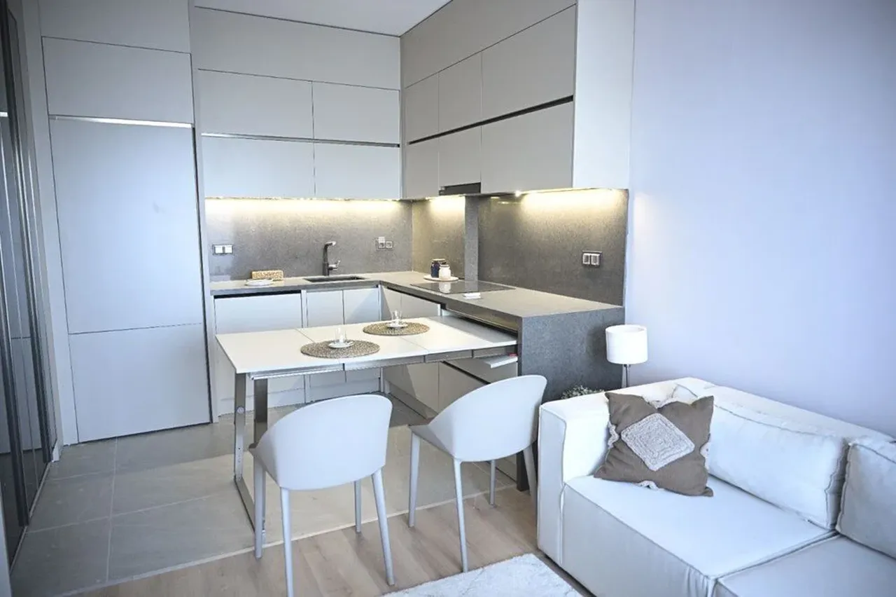 Örnek dairelerde depreme dayanıklı tünel kalıp sistemi kullanıldı. Ayrıca ısı, su ve ses yalıtımlı olarak tasarlanan konutlarda kiler dolabı, ebeveyn banyosu ve duşa kabin gibi detaylar öne çıkıyor. Mutfak alanları isteğe bağlı olarak açık veya kapalı plan halinde tasarlanacak.