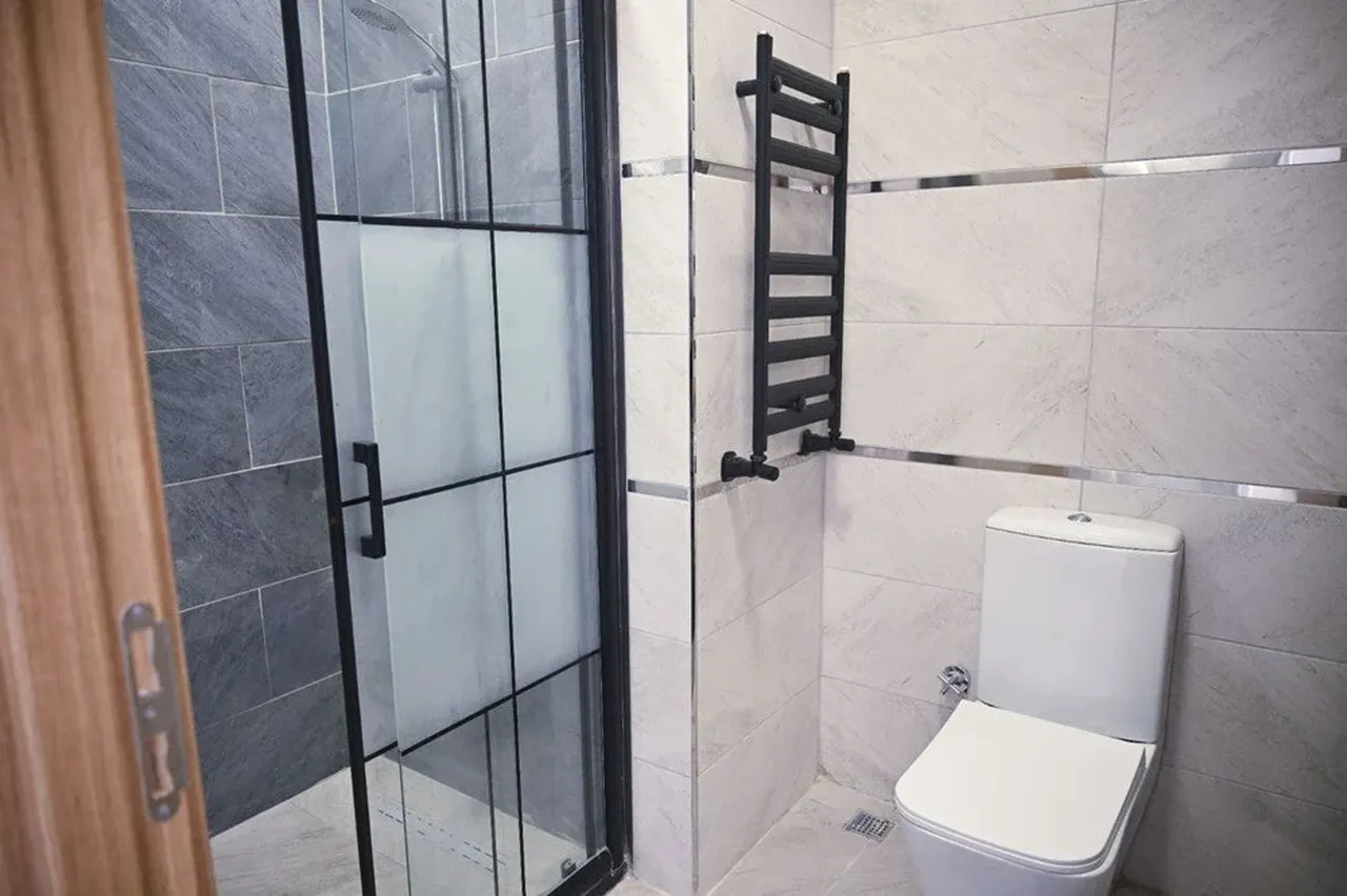 İstanbul Dışındaki İller İçin Ödeme Planı
1+1 daire (55 m²): 1 milyon 800 bin TL, yüzde 10 peşinat (180.000 TL), 240 ay vade, aylık taksit 6 bin 750 TL
2+1 daire (65 m²): 2 milyon 200 bin TL, yüzde 10 peşinat (220.000 TL), 240 ay vade, aylık taksit 8 bin 250 TL
2+1 daire (80 m²): 2 milyon 650 bin TL, yüzde 10 peşinat (265.000 TL), 240 ay vade, aylık taksit 9 bin 938 TL