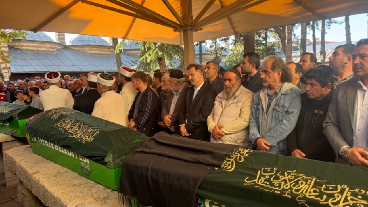 Enkazda Kalan 4 Kisilik Bilir Ailesi Son Yolcuklarina Ugurlandi