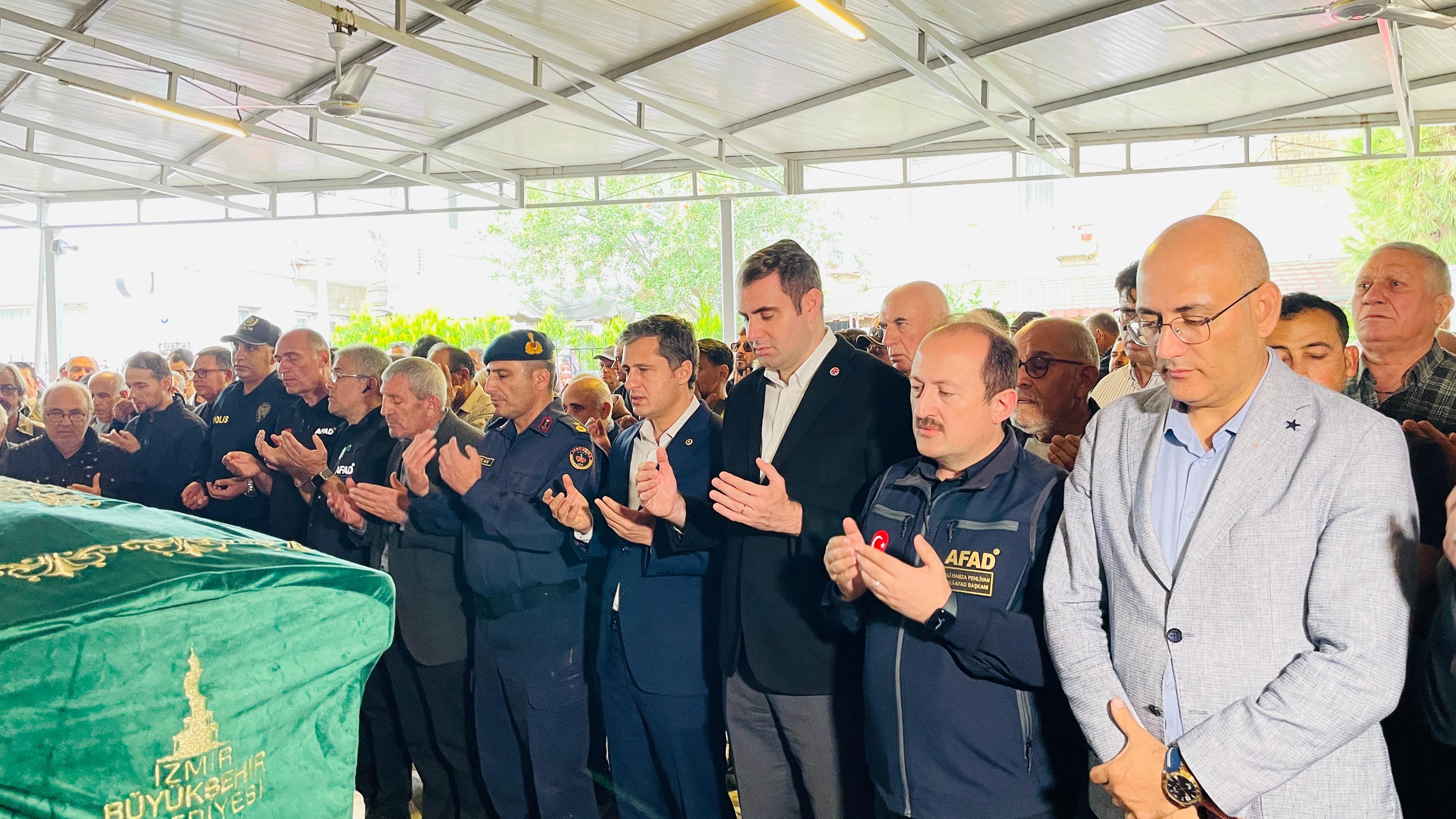 Focadaki Sel Felaketinde Yasamini Yitiren Bulent Kaptanoglu Topraga Verildi (1)