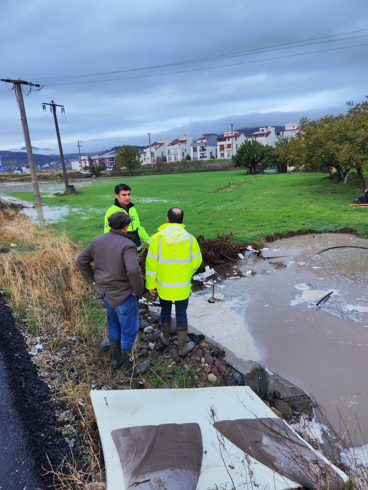 Izmir Buyuksehir Belediyesi Ekipleri Bergamada Asiri Yagislarla Mucadele Ediyor-1