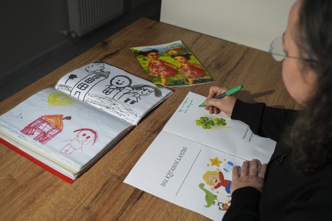 Izmir Depreminde Kizlarini Kaybeden Anne Cocuklara Depremi Hikayeyle Anlatiyor (1)