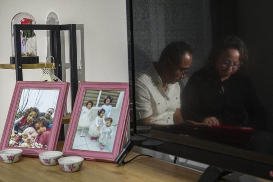 Izmir Depreminde Kizlarini Kaybeden Anne Cocuklara Depremi Hikayeyle Anlatiyor (3)