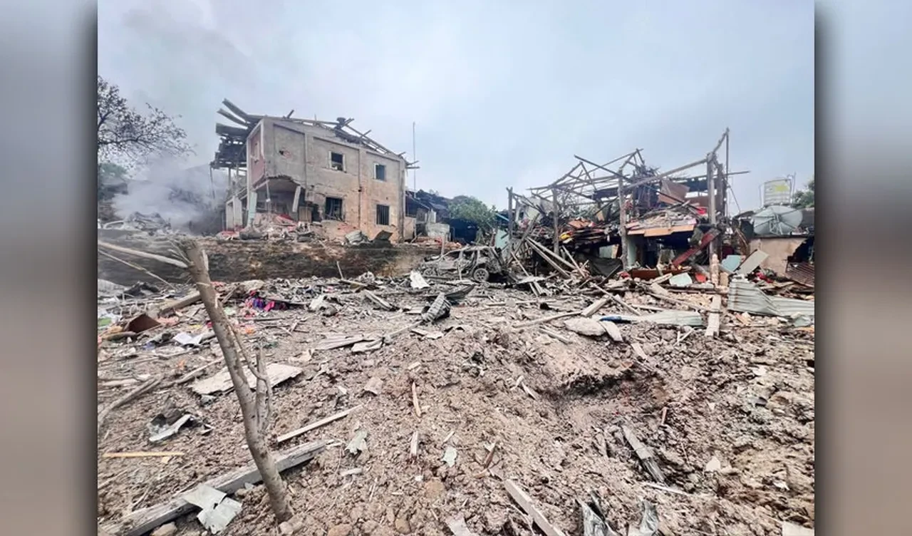 Myanmarda Ordu Yamac Parasutuyle Festival Alanini Bombaladi En Az 40 Olu (1)