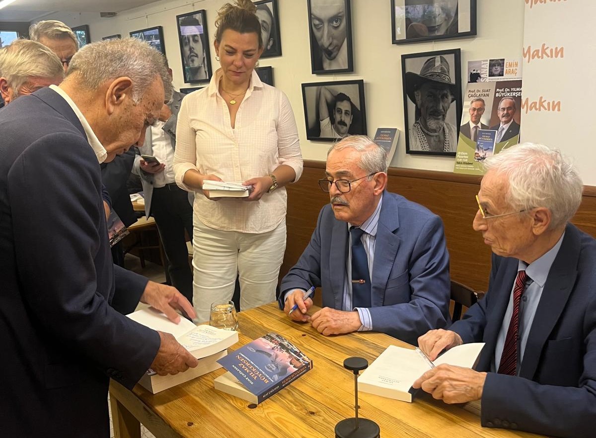 Yilmaz Buyukersenin Imza Gunune Yogun Ilgi (1)