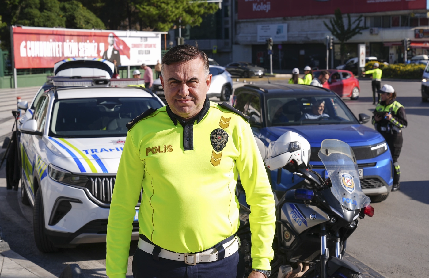 A A 20251106 39631935 39631934 K A D I N T R A F I K P O L I S L E R I I Z M I R I N Y O L L A R I N D A D U Z E N V E G U V E N S A G L I Y O R-1