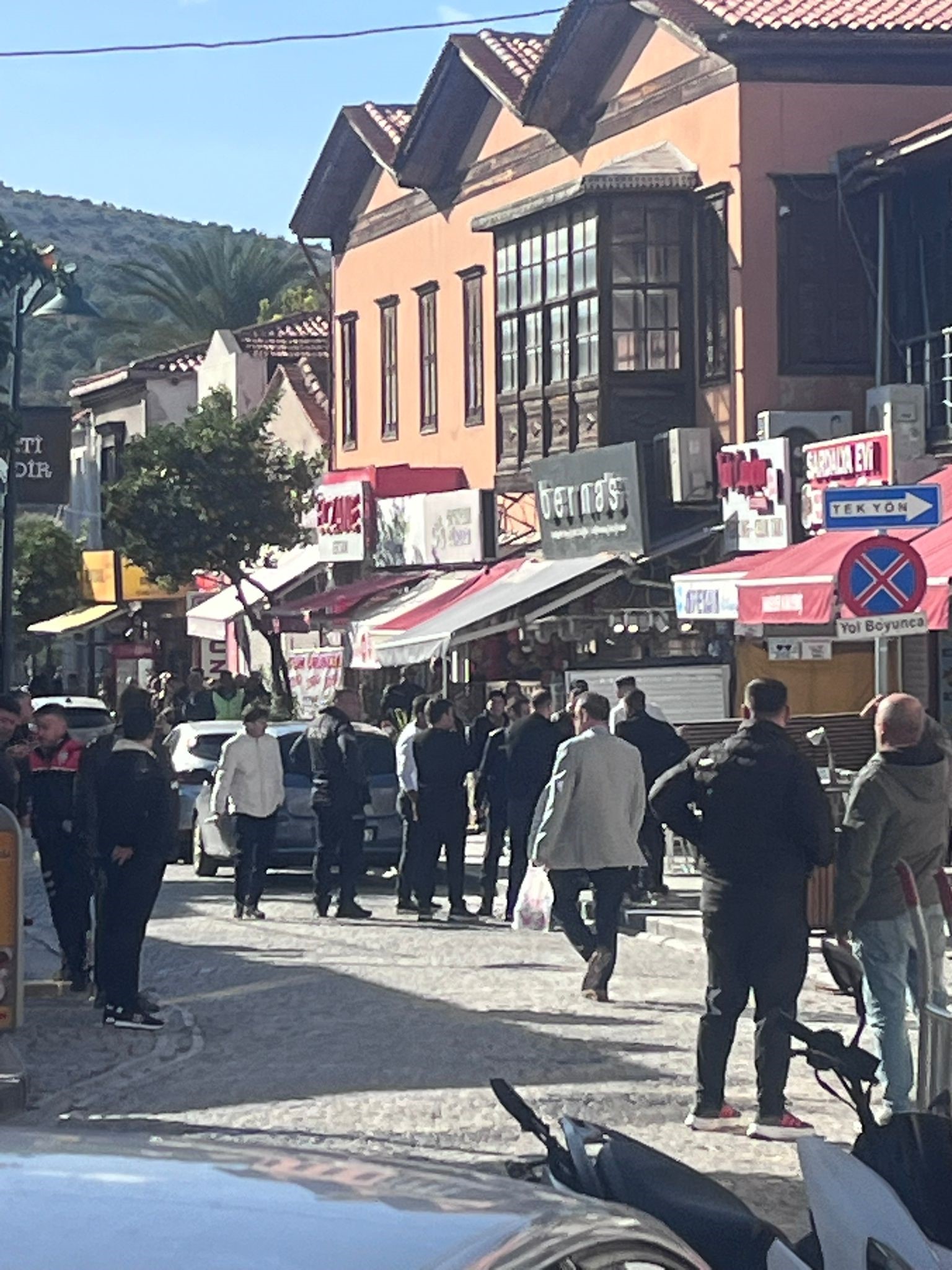 Cesmede Midyeciye Silahli Saldiri Girisimi Silah Tutukluk Yapti Bankaya Sigindi (1)