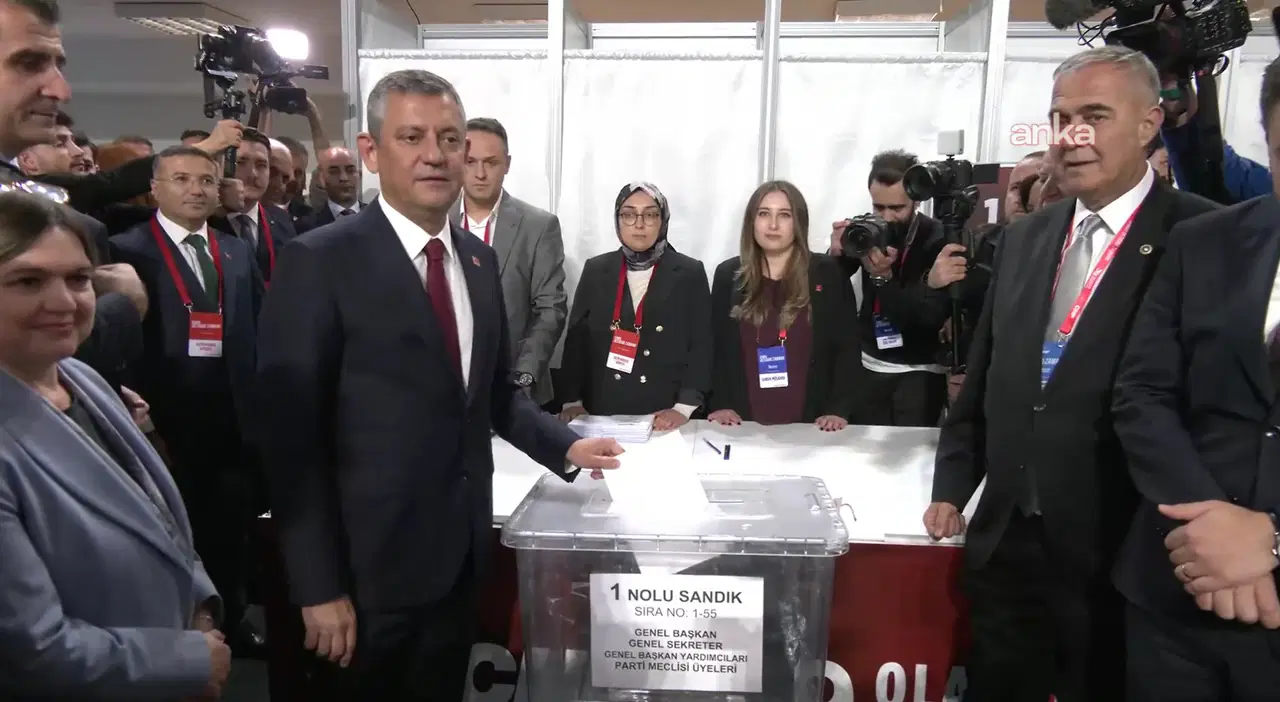 Chp Kurultayinda Kritik Gun Ozgur Ozel Oyunu Kullandi (2)