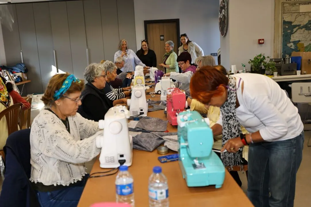 Efes Selcukta Kadinlar Dikis Atolyesinde Uretim Icin Bulustu (1)