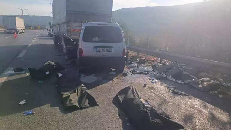 Hafif Ticari Arac Kamyona Carpti 3 Olu 3 Yarali (1)