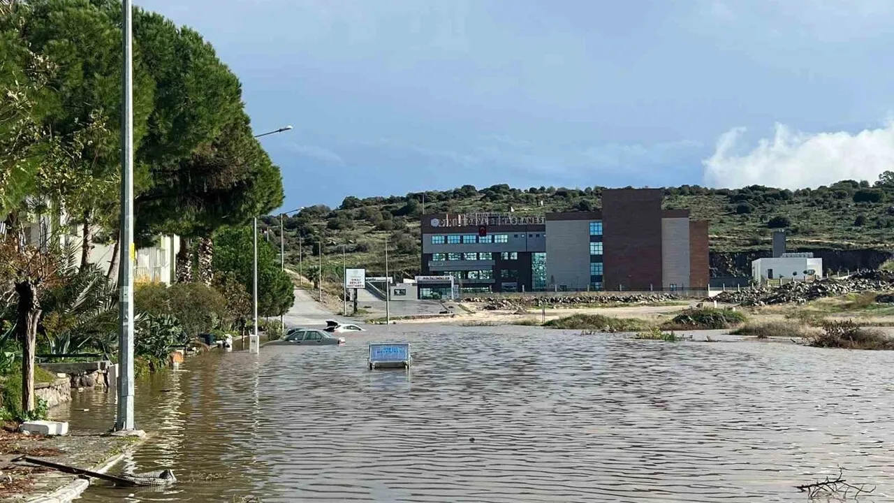 Izmir Dikilide Araclar Su Altinda Kaldi