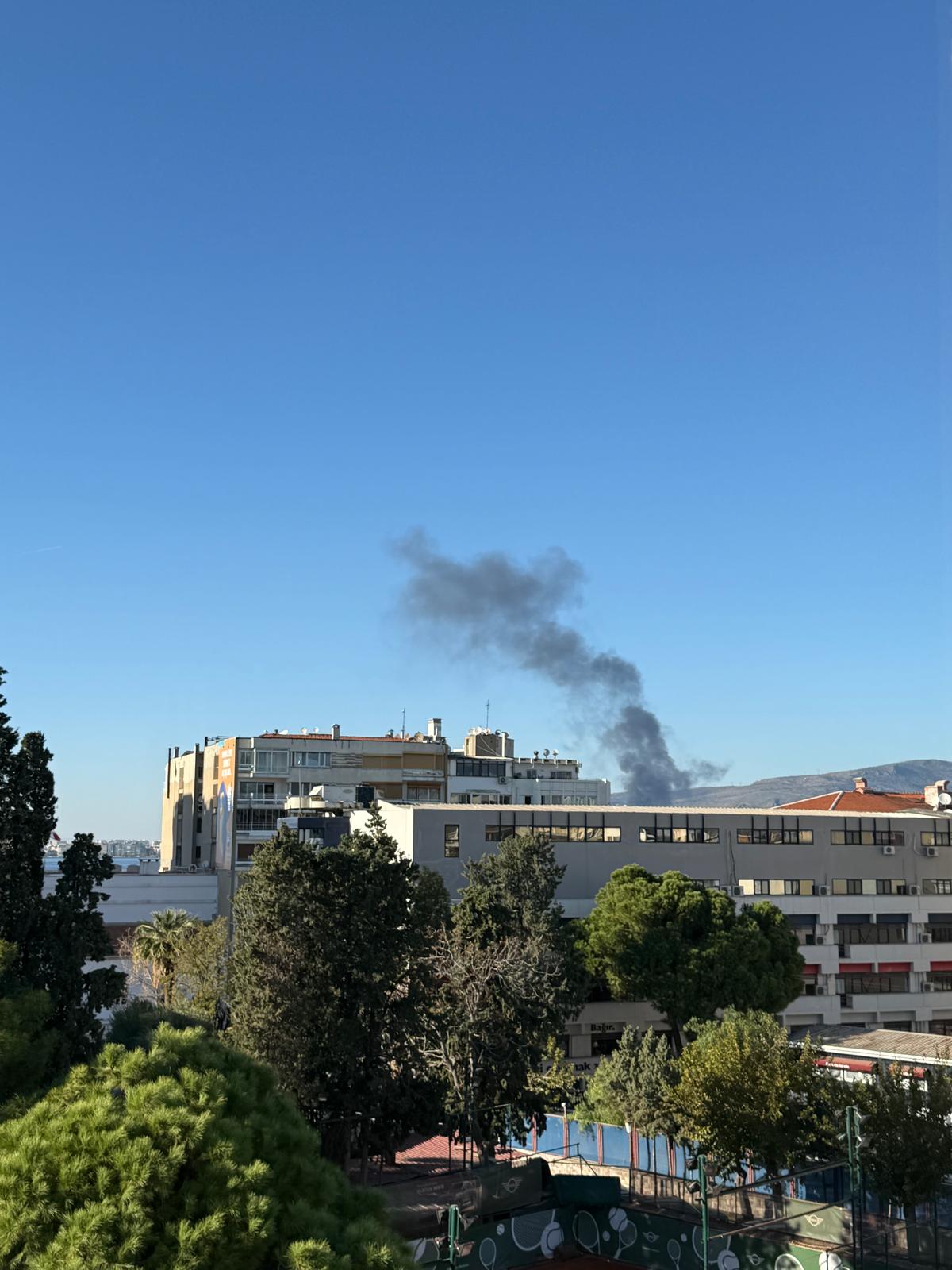 Izmir Karsiyakada Korkutan Yangin Alevler Yukseldi (1)