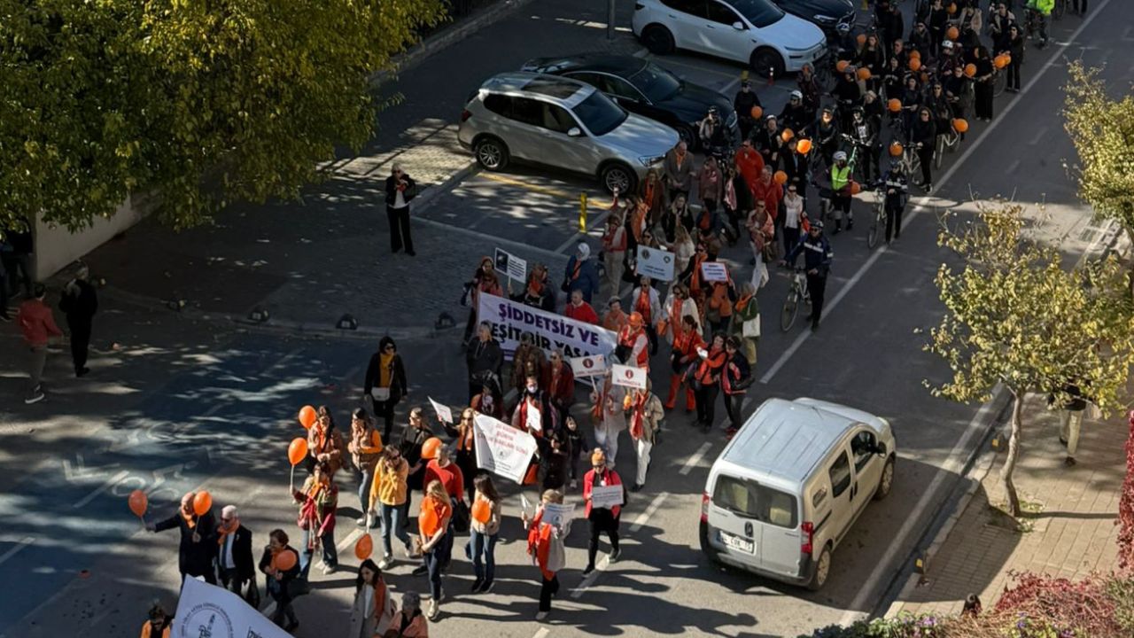 İzmir'de 25 Kasım Kadına Yönelik Şiddete Karşı Uluslararası Mücadele Günü Için Yürüyüş Yapıldı2
