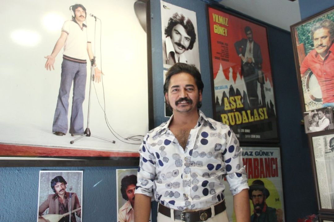 Izmirde Arabesk Nostaljisi Ferdi Tayfur Temali Cay Ocagi Ilgi Topluyor (1)-1