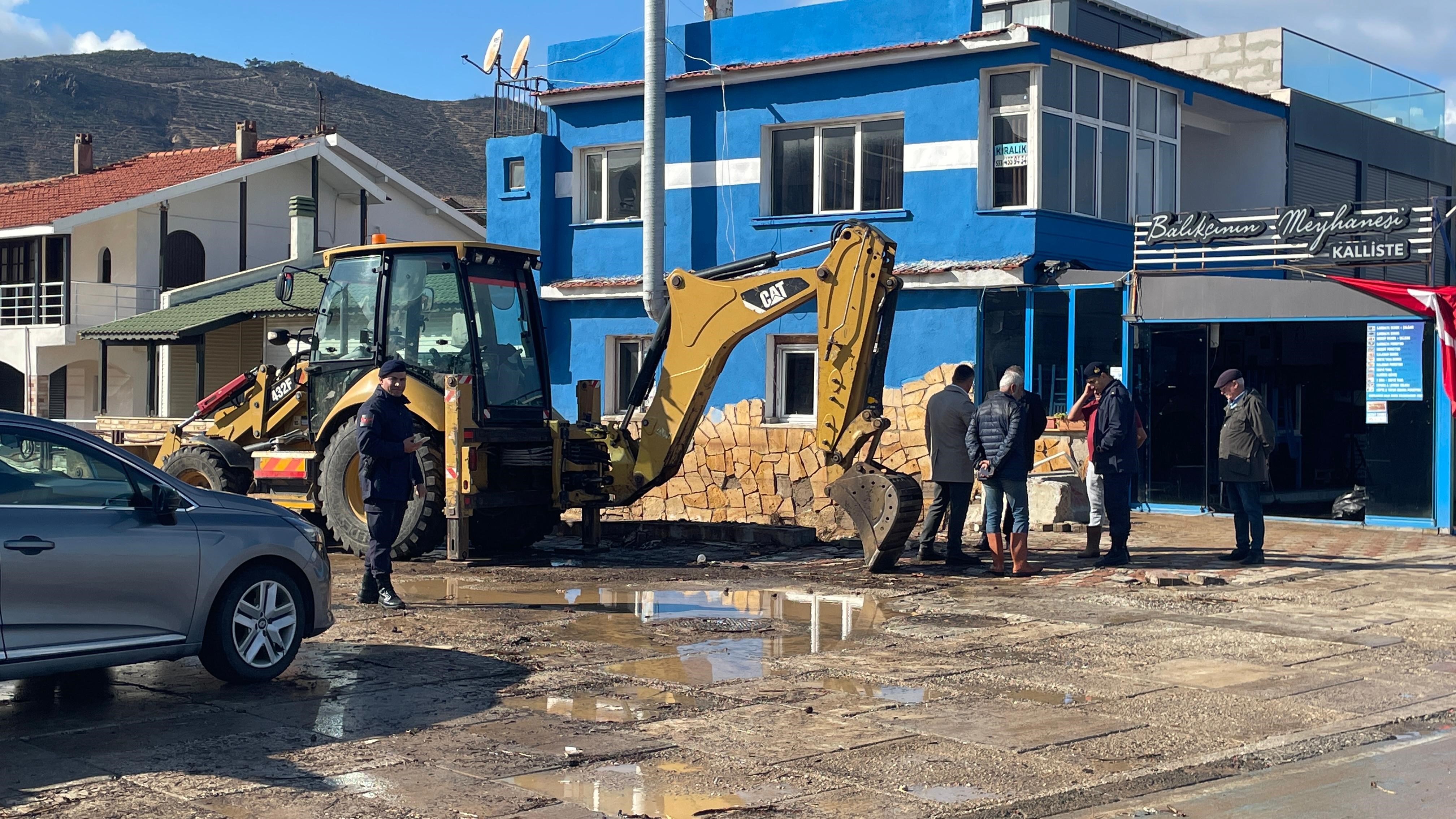 Izmirde Saganak Yagis Hayati Felc Etti Esnaftan Izsuya Tepki (3)