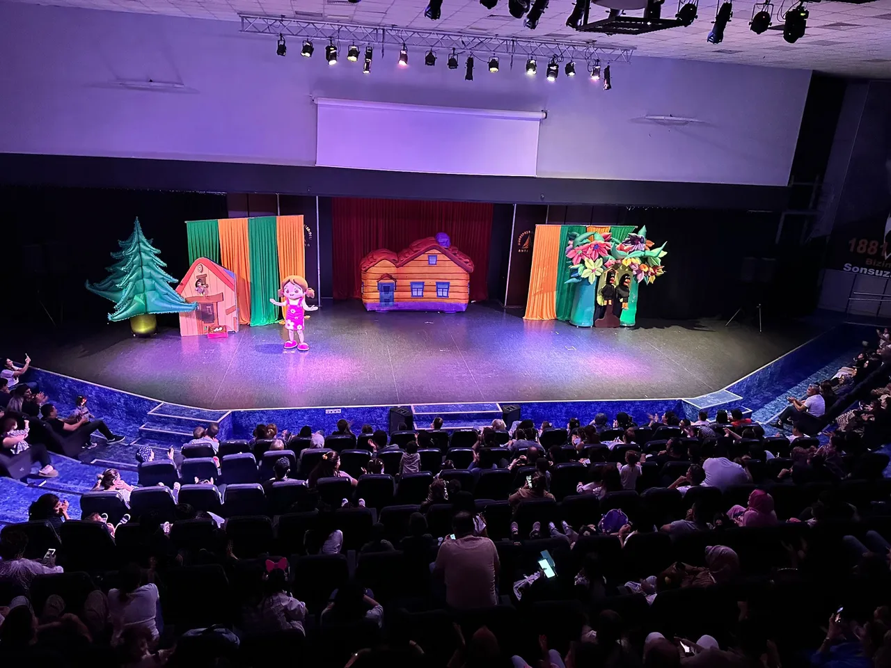 Renkli Yumurta Hikayesi Niloya Ile Sahneye Tasiniyor (1)