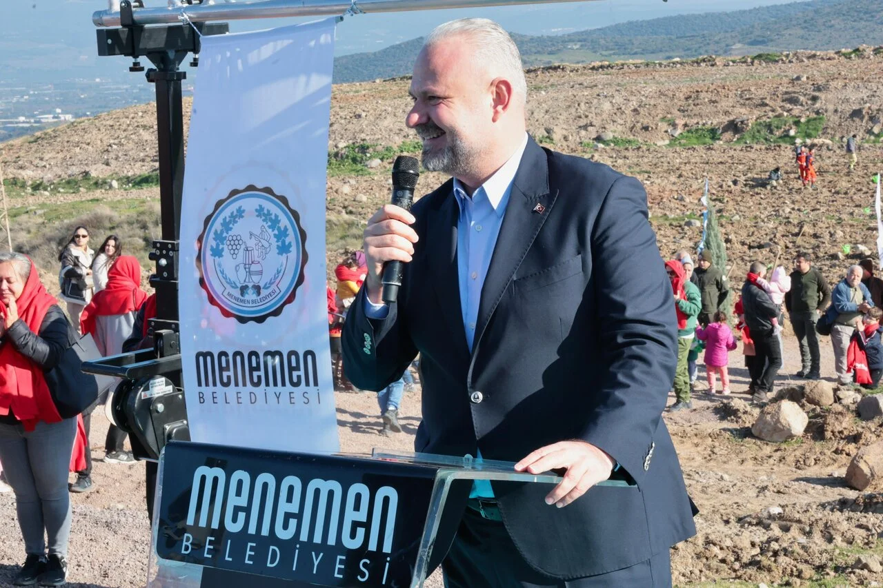 Baskan Pehlivan Menemenli Vatandaslarla Birlikte Fidan Dikti (2)