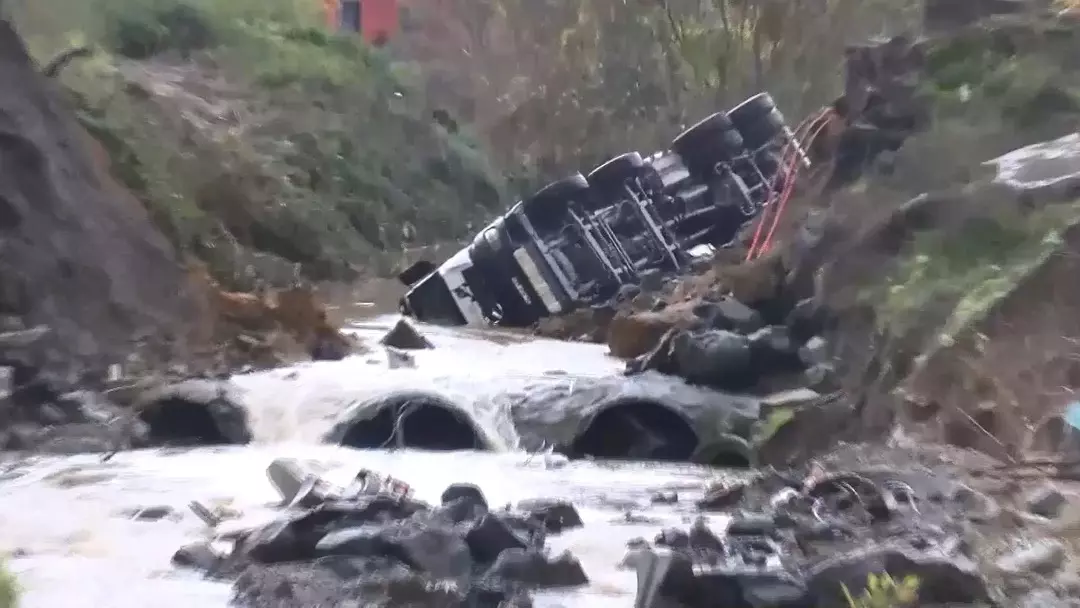 Kent Saganaga Teslim Oldu Yol Coktu Araclar Dereye Suruklendi (2)