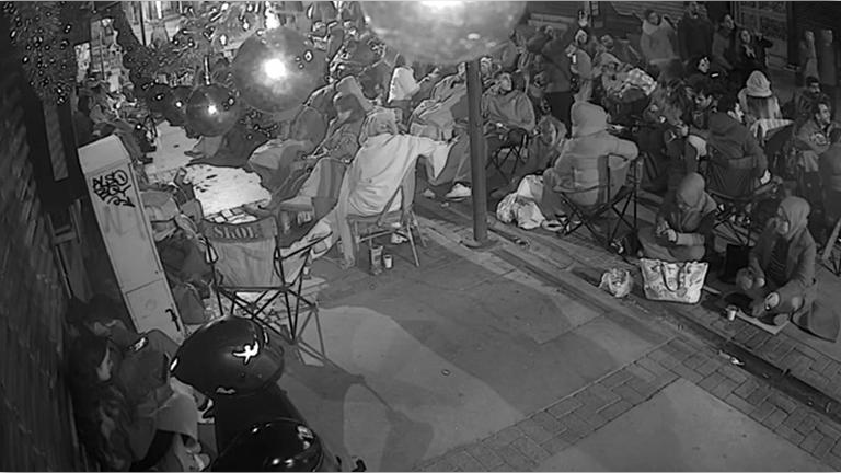 Soguk Hava Engel Olamadi Izmirde Gece Boyu Indirimi Beklediler