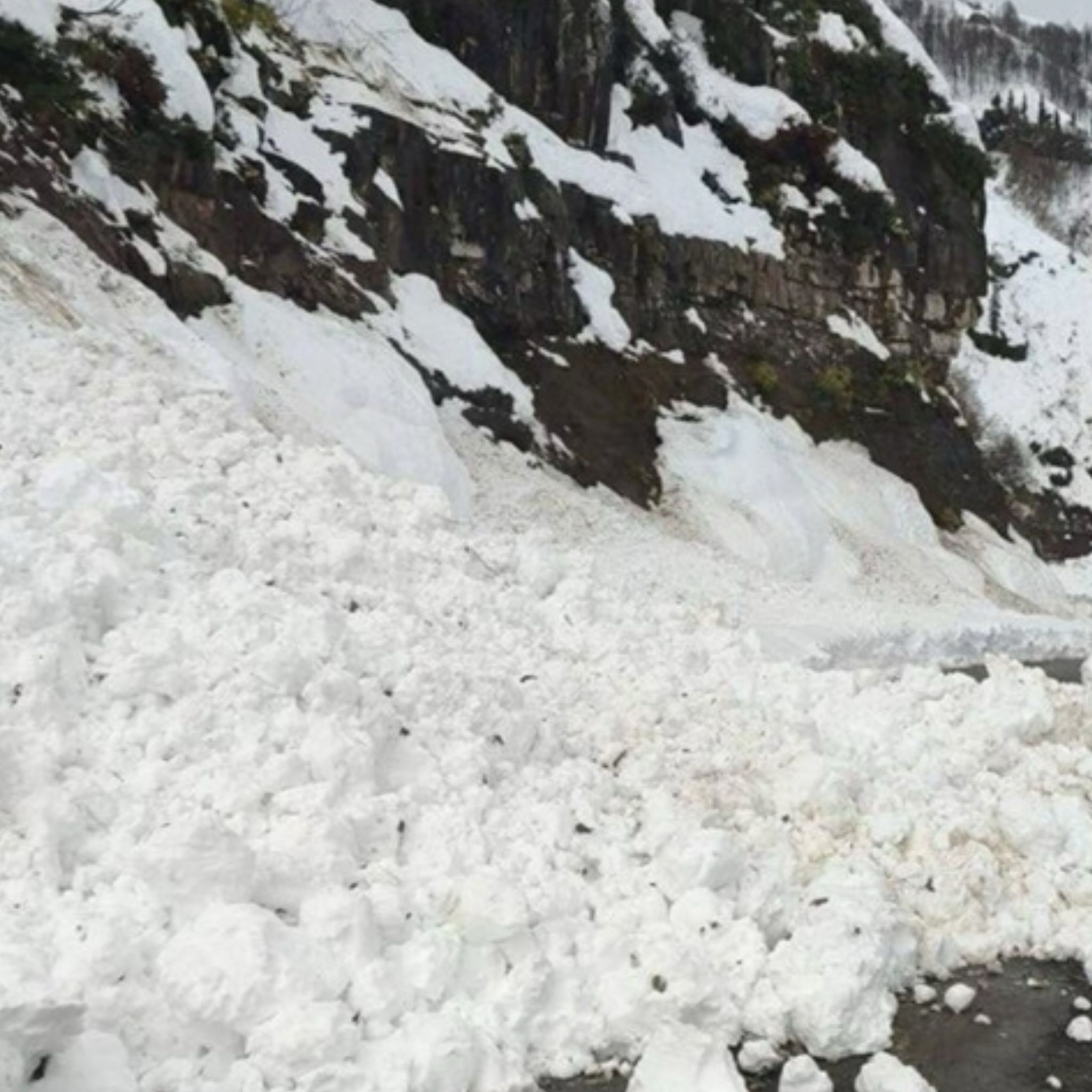 Son Dakika Cig Dustu Mahsur Kalanlar Var