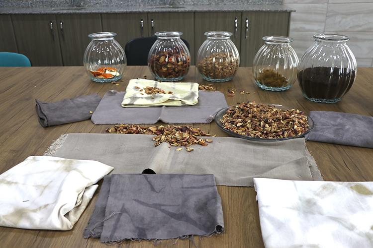 Atik Gidalarla Renklendirilen Saray Kumasi Gelecege Tasiniyor (1)