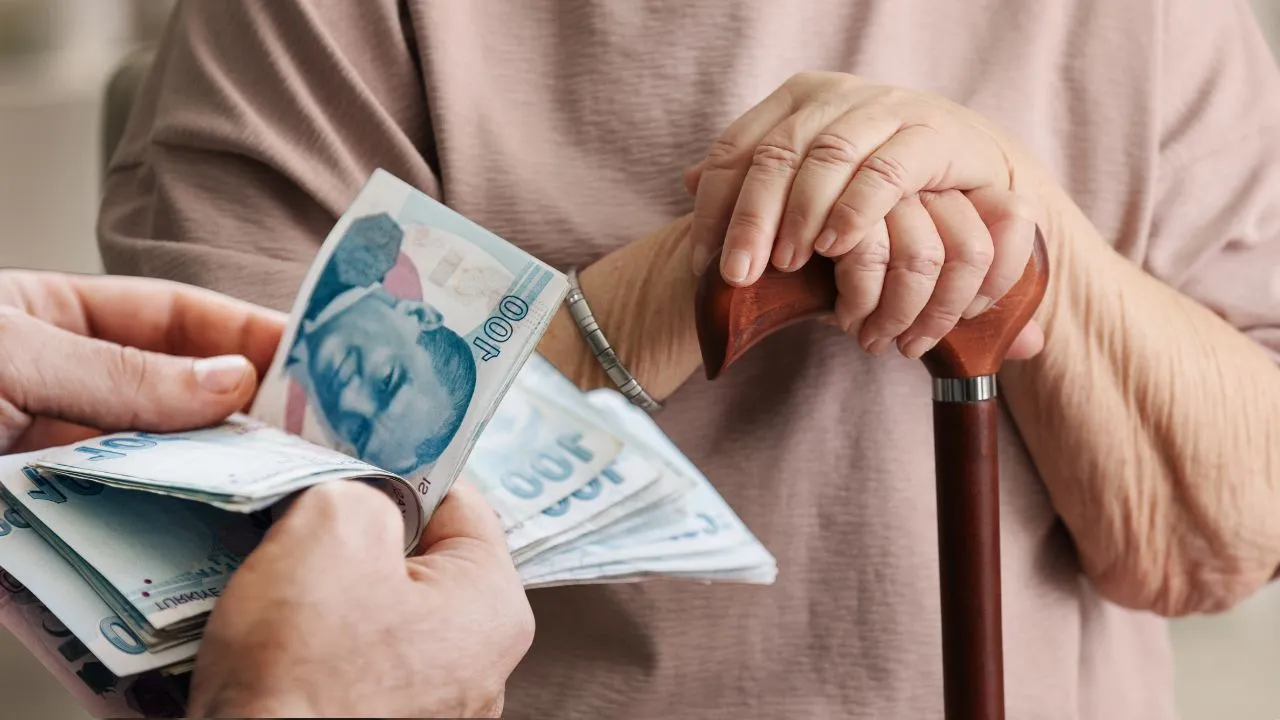 Emeklilerin Gecim Mucadelesi Konakta Gundeme Tasiniyor