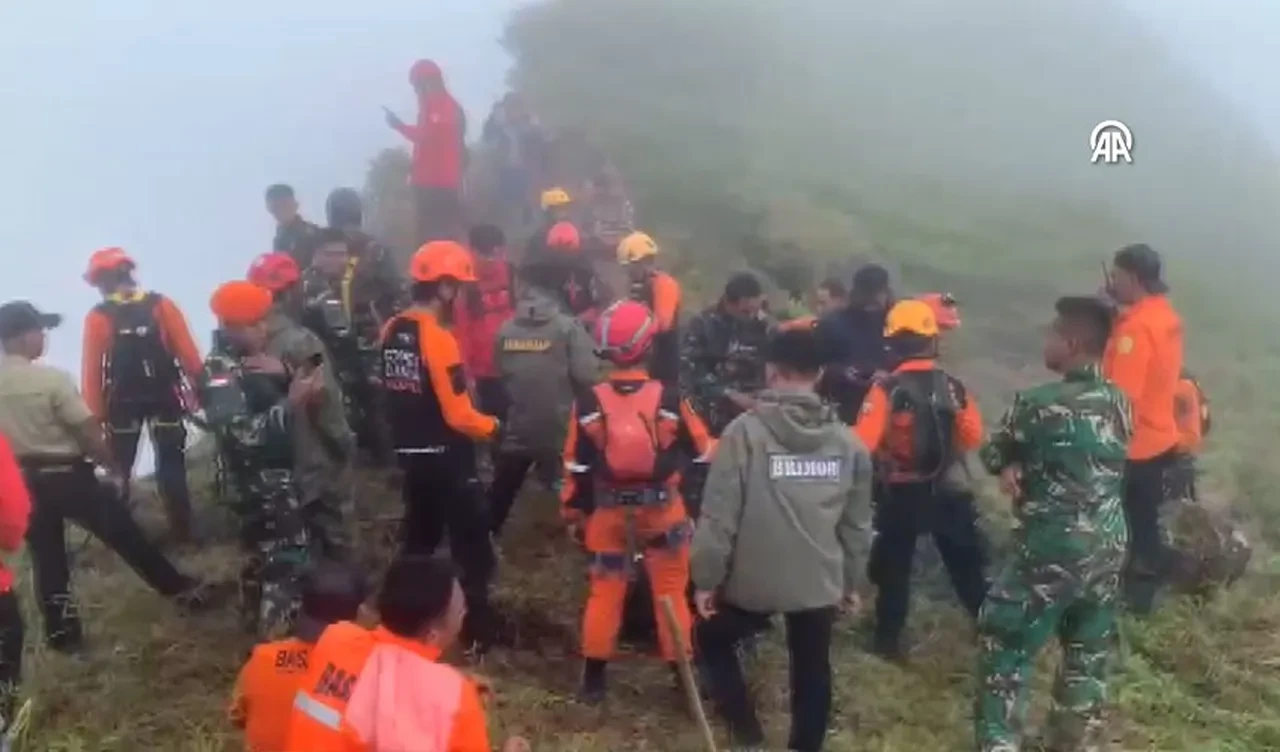 Endonezyada Gozlem Ucagi Dustu Kayip Murettebat Araniyor (1)