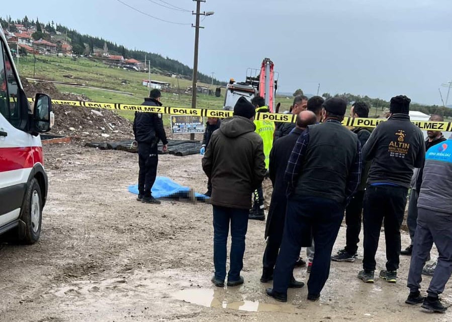 Izmir Aliagada Is Makinesinin Altinda Kalan Kisi Hayatini Kaybetti (2)