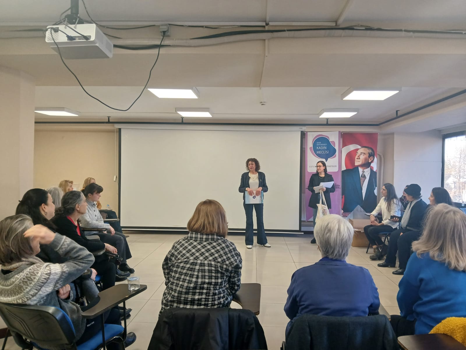 Izmir Kent Konseyi Kadin Meclisi Saglik Mezunlarini Verdi (2)