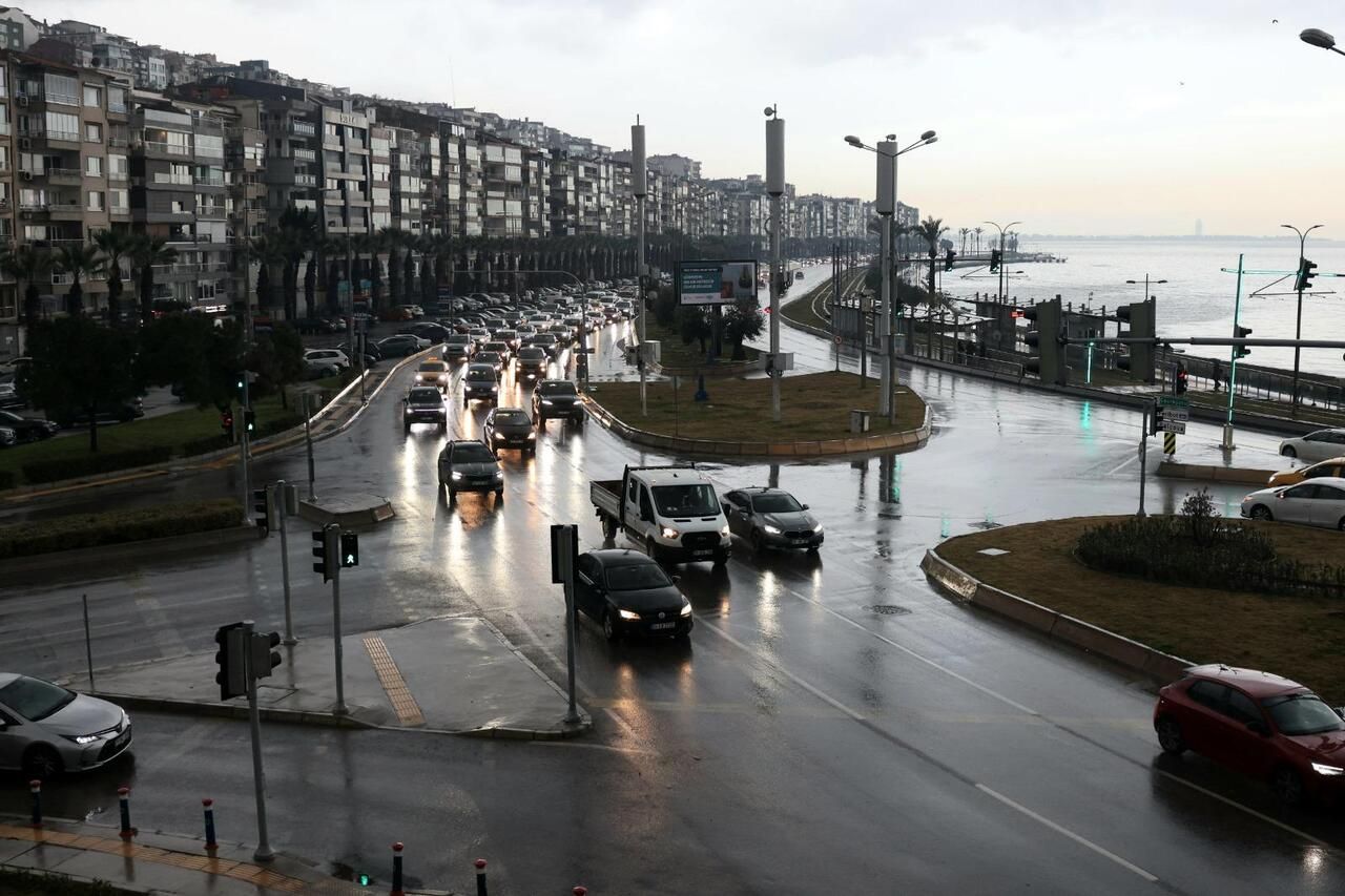 Izmir Saganak Yagisa Teslim Oldu Ekipler Seferber Edildi