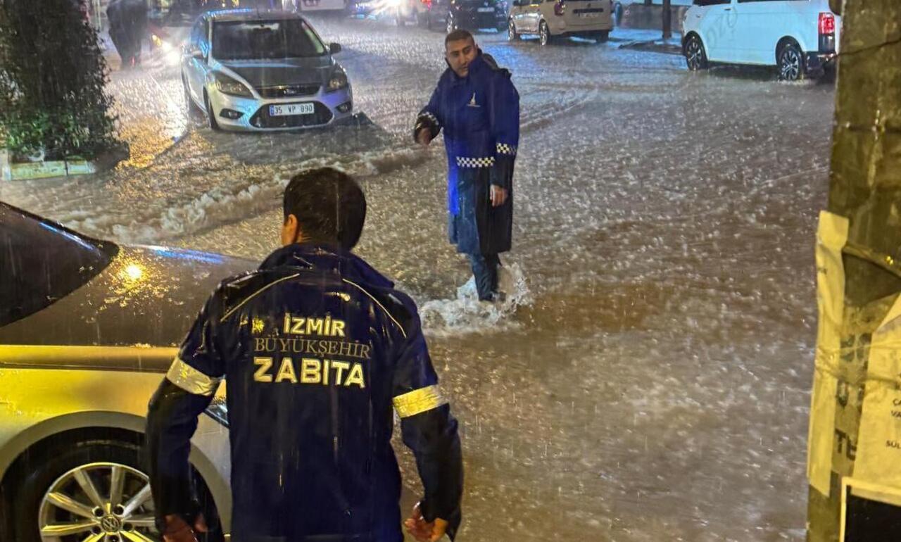 Izmir Saganak Yagisla Sinandi Ekipler Seferber Oldu