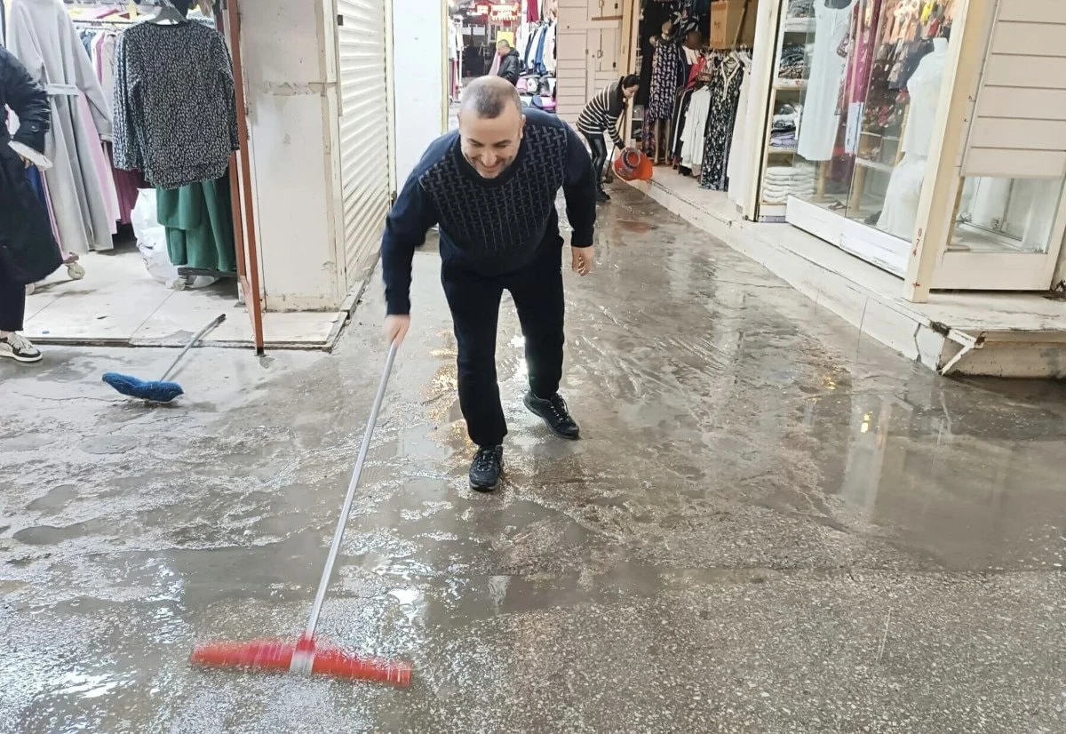 Izmirde Saganak Etkili Oldu Kemeraltini Su Basti (2)