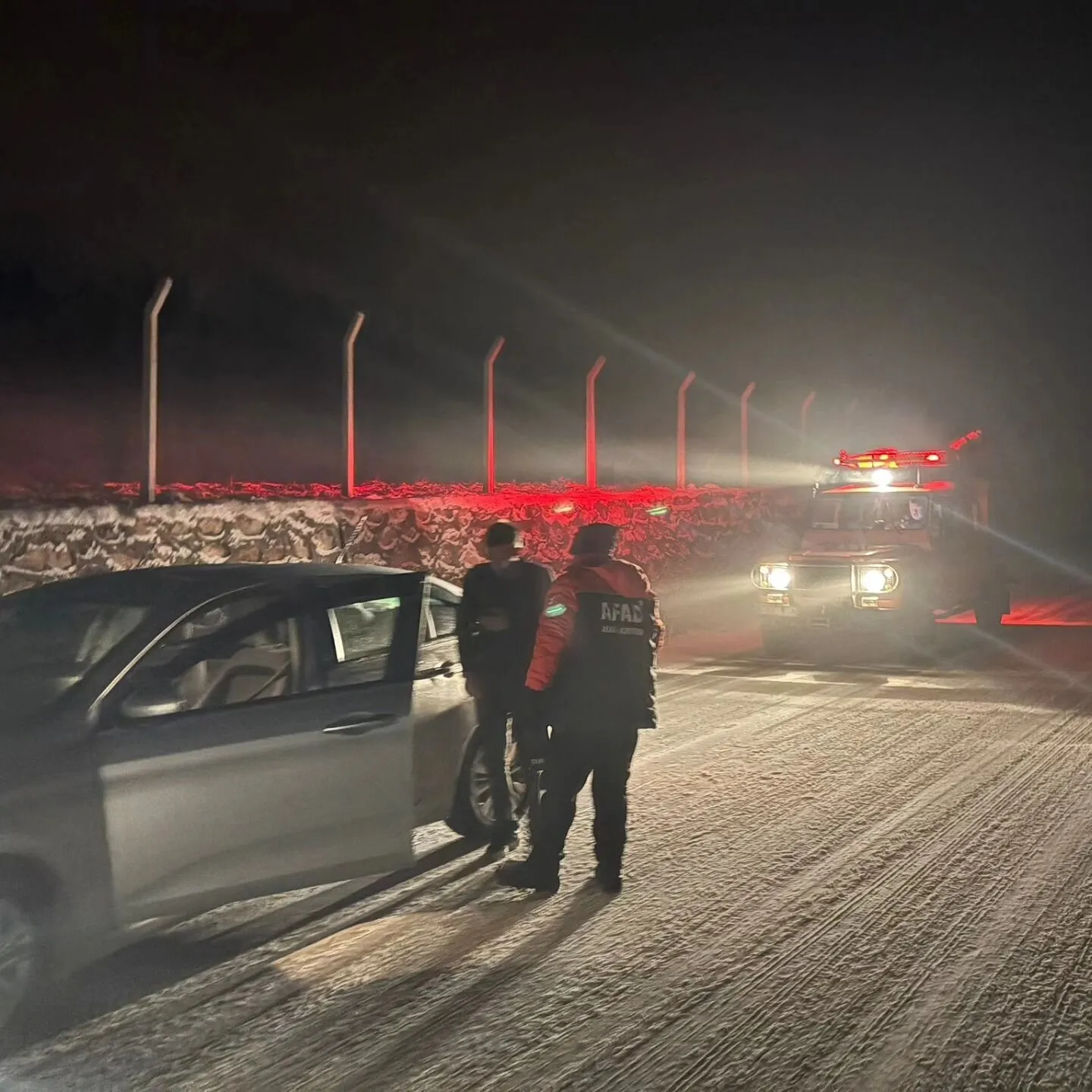 Izmirden Amasyaya Giden Otomobil Karda Mahsur Kaldi (1)