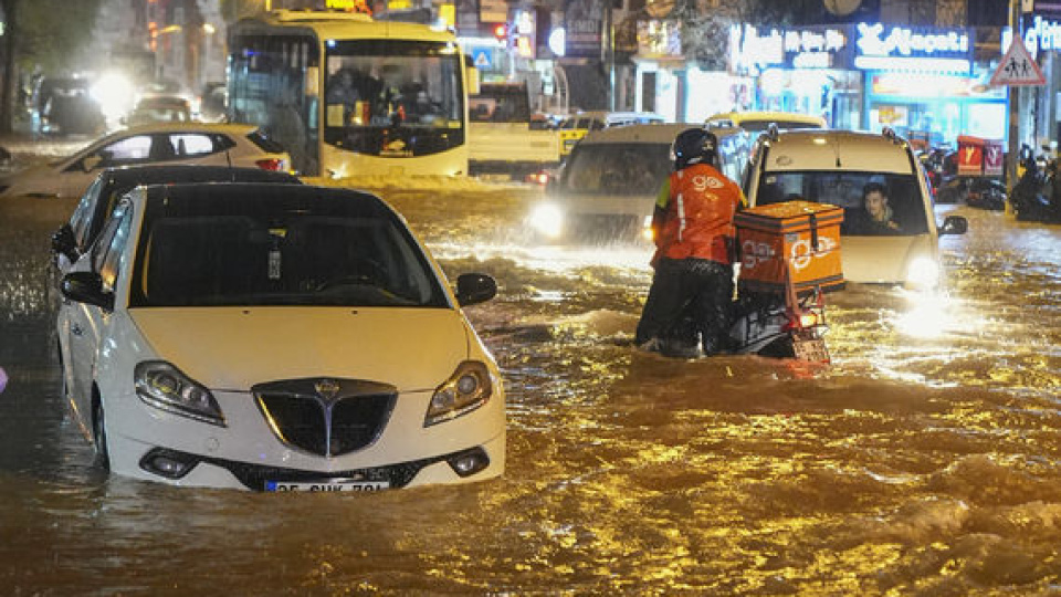 Izmiri Saganak Ve Firtina Vurdu Merkez Ilcelerde Sel Uc Ilcede Su Kesintisi