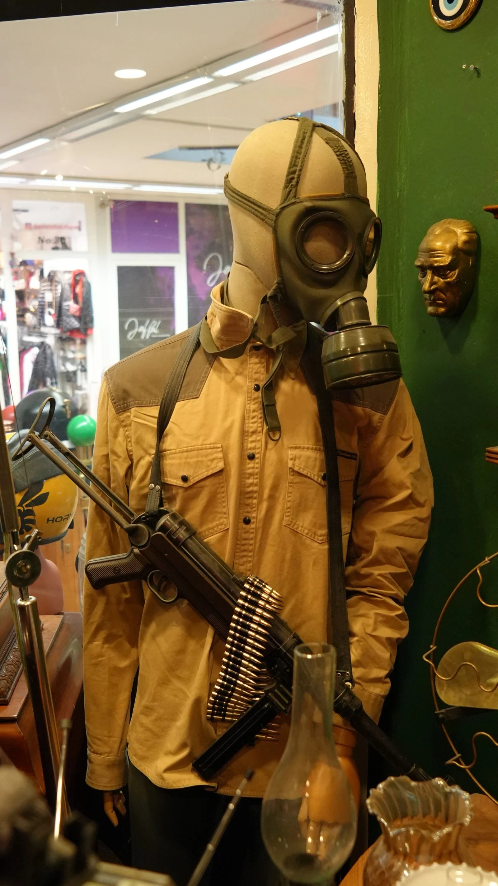 2 Dunya Savasindan Kalan Objeler Antikacida Sergileniyor (4)